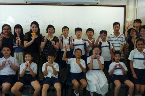 小六同學們贈送製成品予校長及老師，並一同合照。