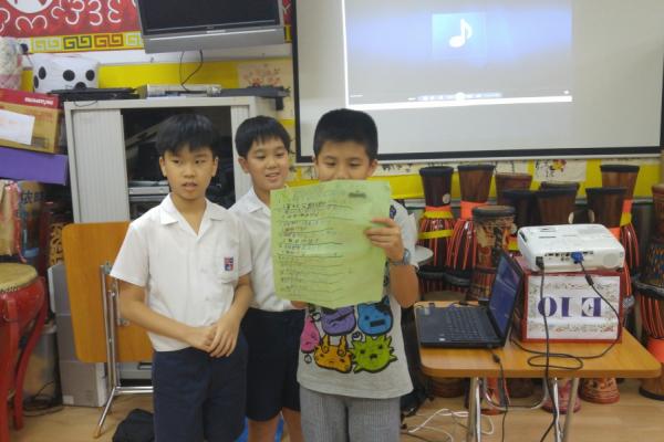 同學們親自主持節目，為公公婆婆帶來快樂。