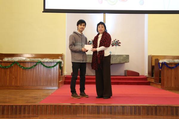 校長頒發紀念品予「和諧校園講座」社工，合影留念