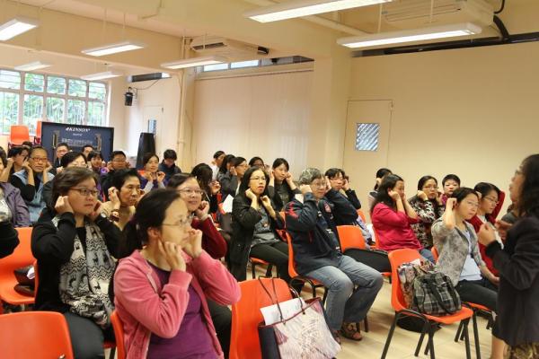 本校邀請資深社工袁燕芳姑娘舉辦「多感觀學習」家長教育小組，家長們可透過此講座增進教授子女的知識。