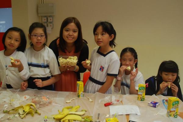 她們正準備豐富的食物。