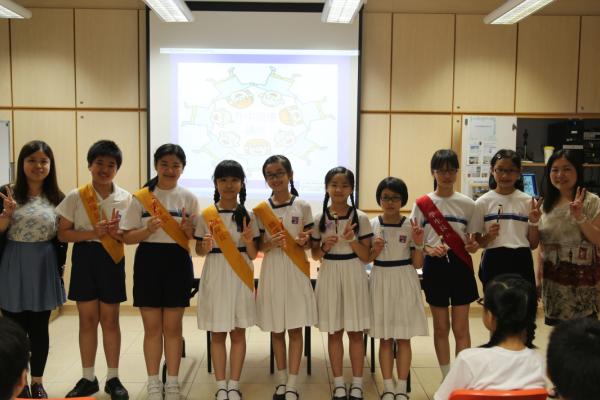 表現優秀的同學與老師一同合照。