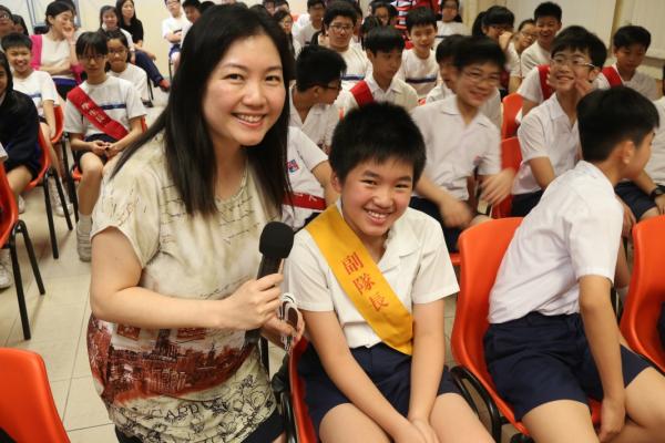 同學們勇躍回答問題。