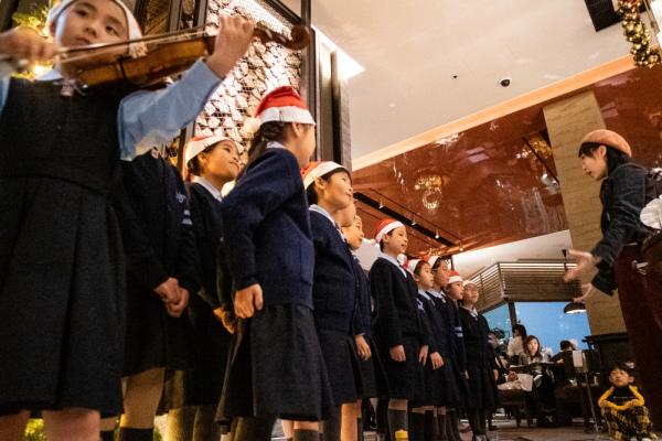 詩歌班於聖誕佳節向眾人送上祝福