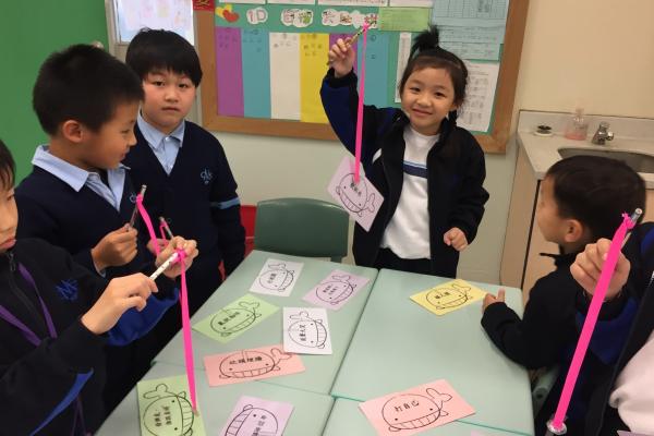 「同行『友』你」成長小組是希望學生能夠欣賞別人的優點，同時體諒別人短處。藉著不同的活動，增加彼此合作和學習的機會。左圖學生透過互相合作，完成釣魚遊戲。