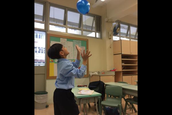 學生沉醉於活動當中。