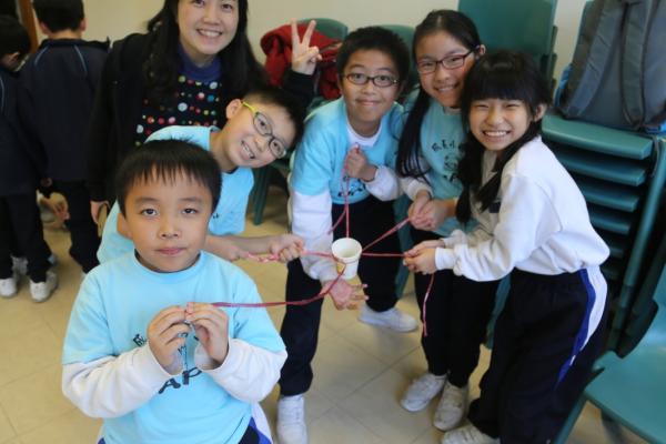 同學們十分投入地玩遊戲